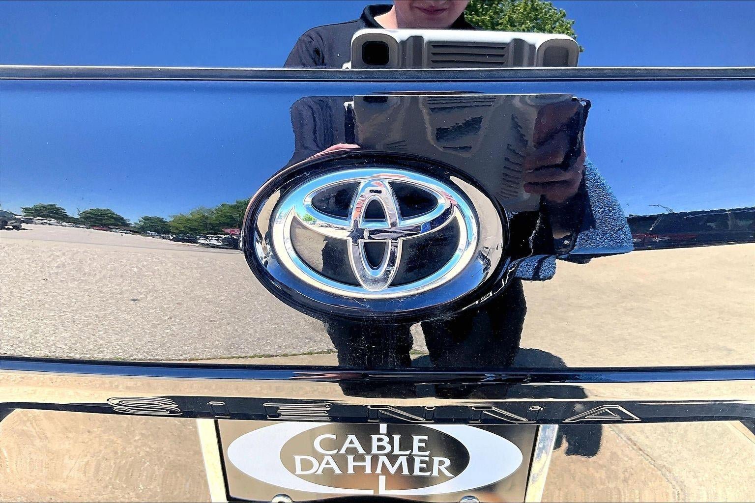 Used 2018 Toyota Sienna SE Premium w/ Carpet Mat Package FWD image 22