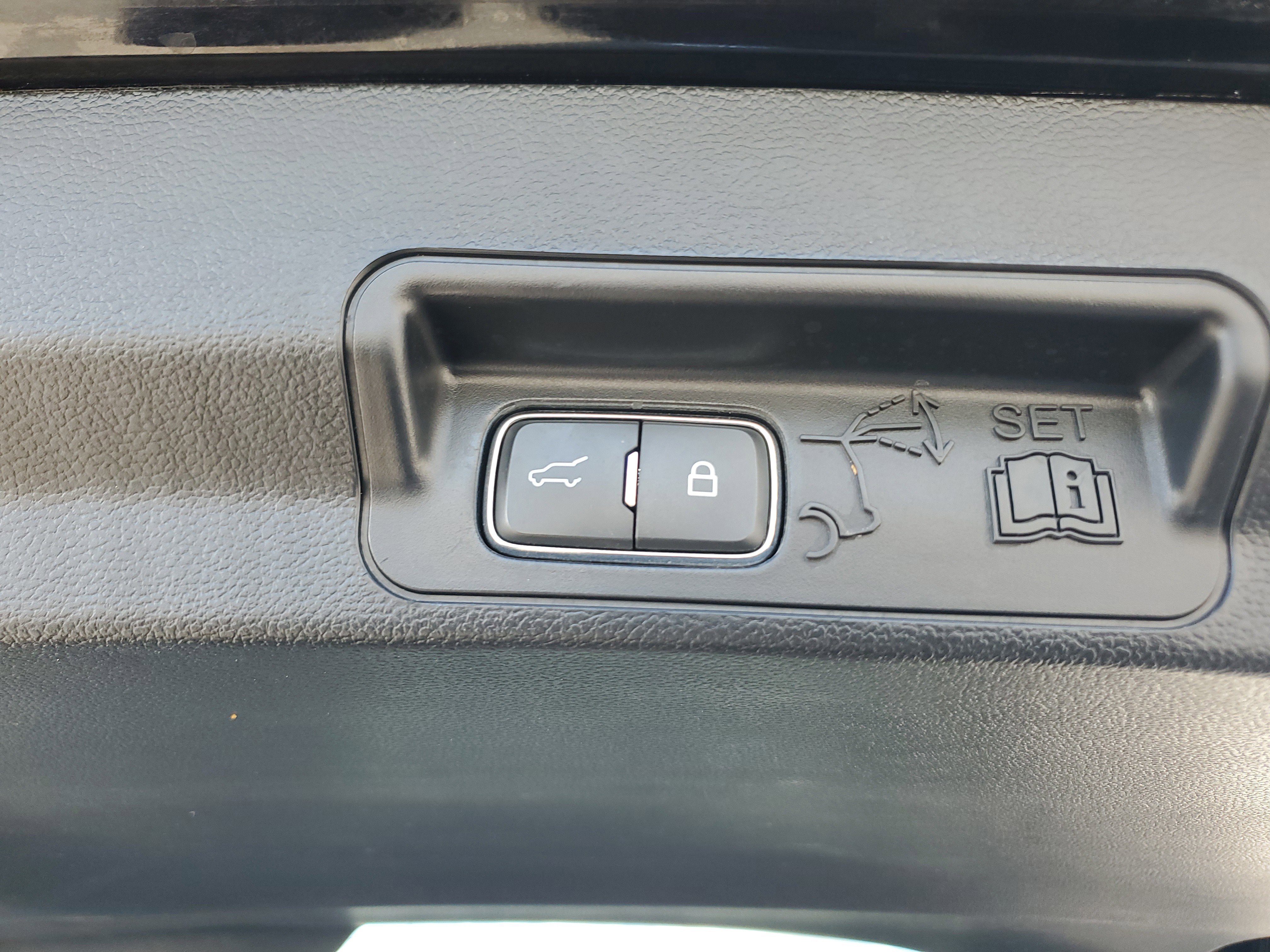 Used 2023 Ford Explorer XLT image 17