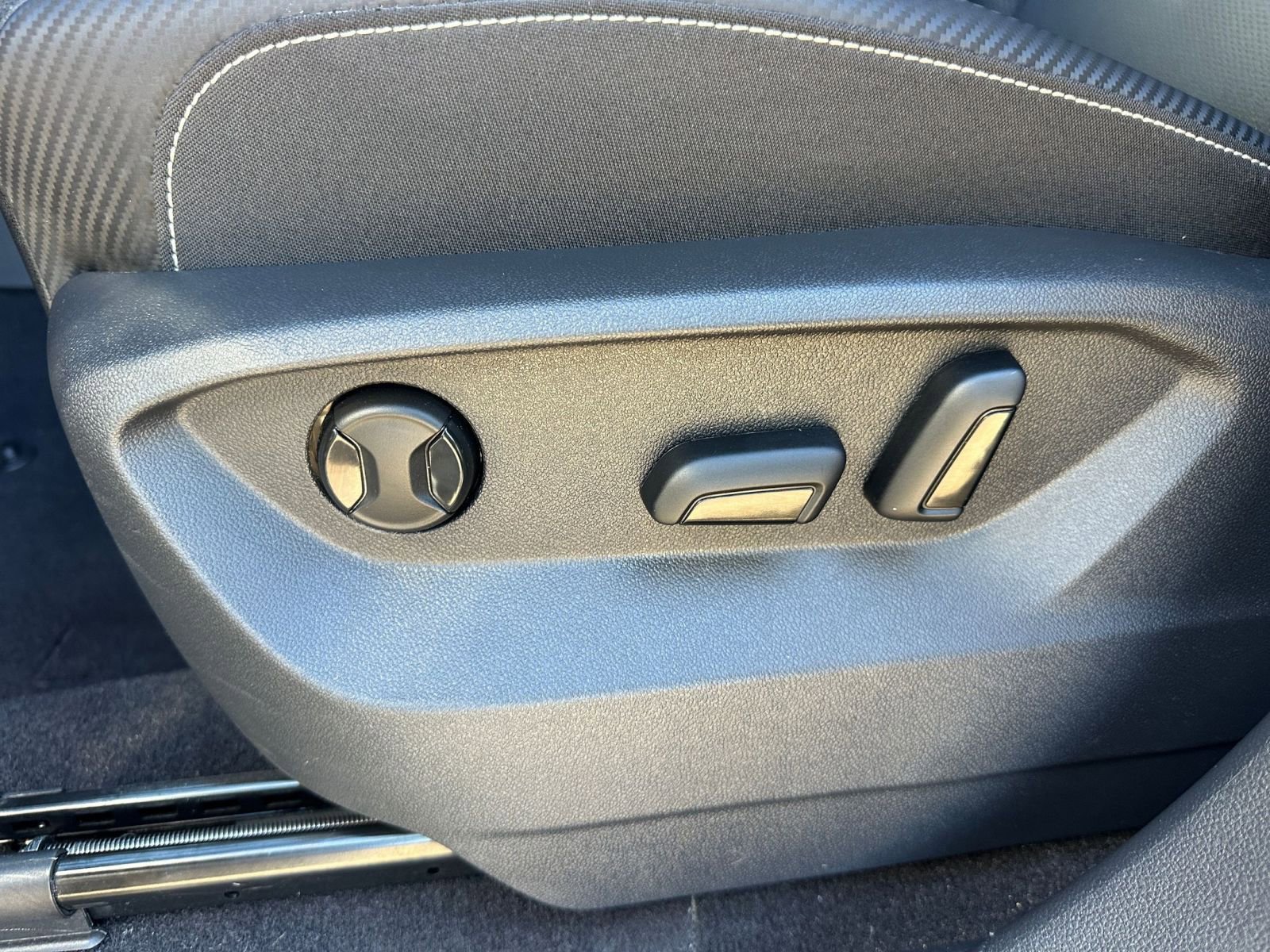 Used 2025 Volkswagen Atlas Cross Sport SE image 23