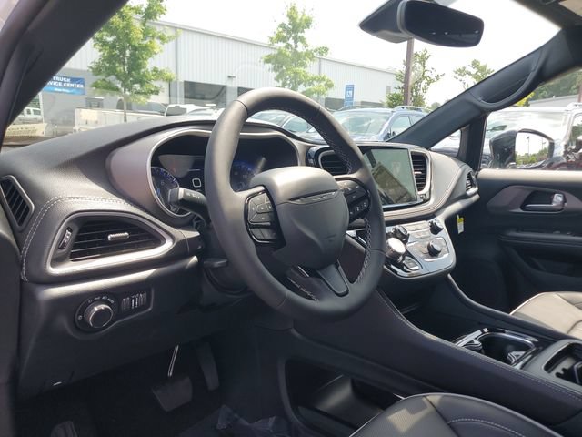 New 2027 Chrysler Pacifica Limited w/ Family Tech Group AWD/4WD image 19