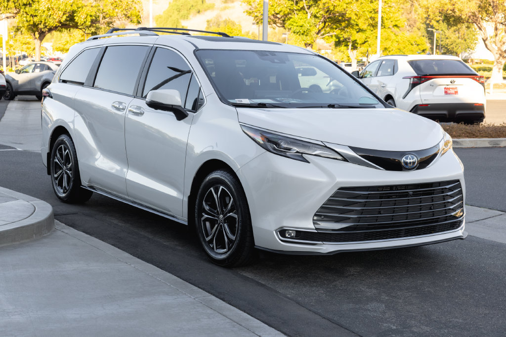 Certified 2025 Toyota Sienna Platinum AWD/4WD image 3