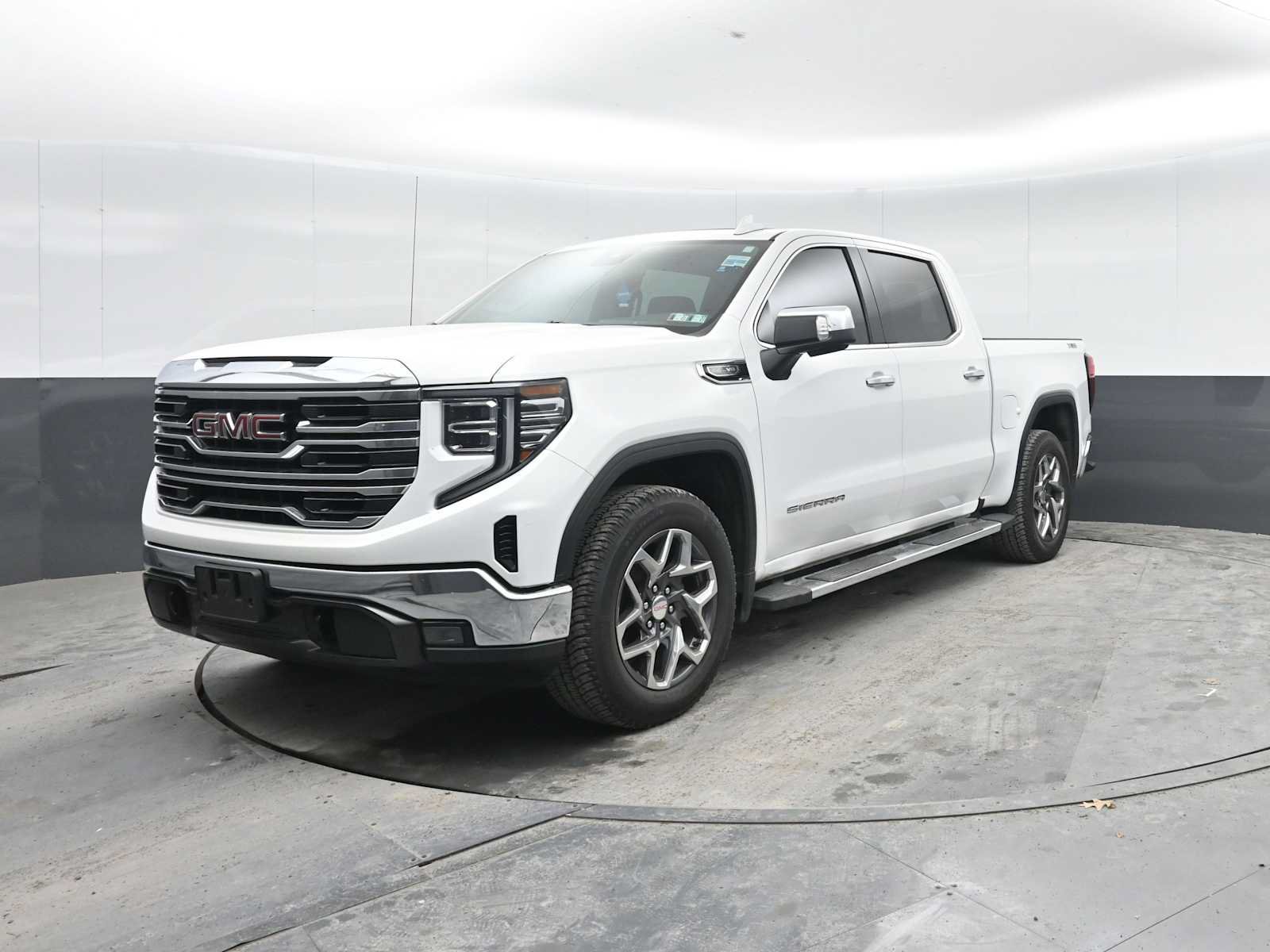 Used 2023 GMC Sierra 1500 SLT w/ SLT Premium Package AWD/4WD image 5