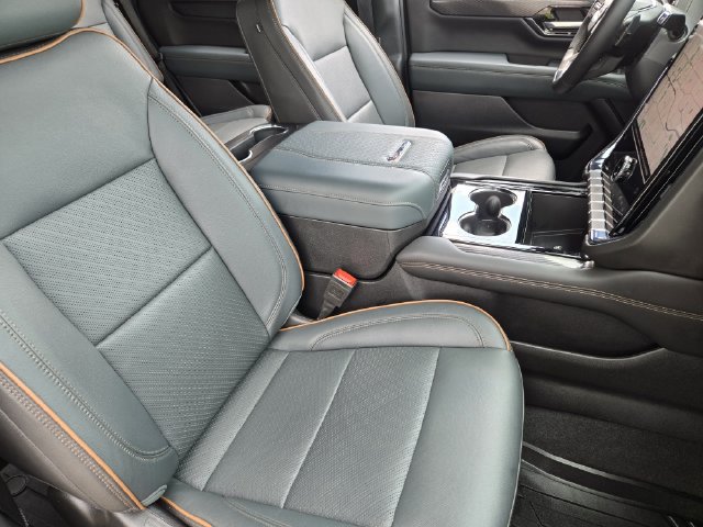 Used 2025 GMC Yukon AT4 w/ AT4 Premium Package AWD/4WD image 15