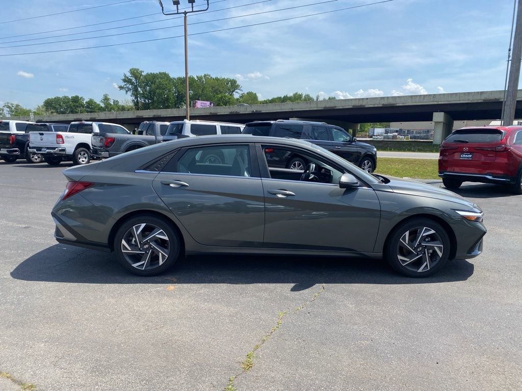 Used 2025 Hyundai Elantra Limited FWD image 8