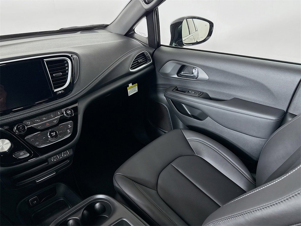 New 2025 Chrysler Pacifica Select image 24