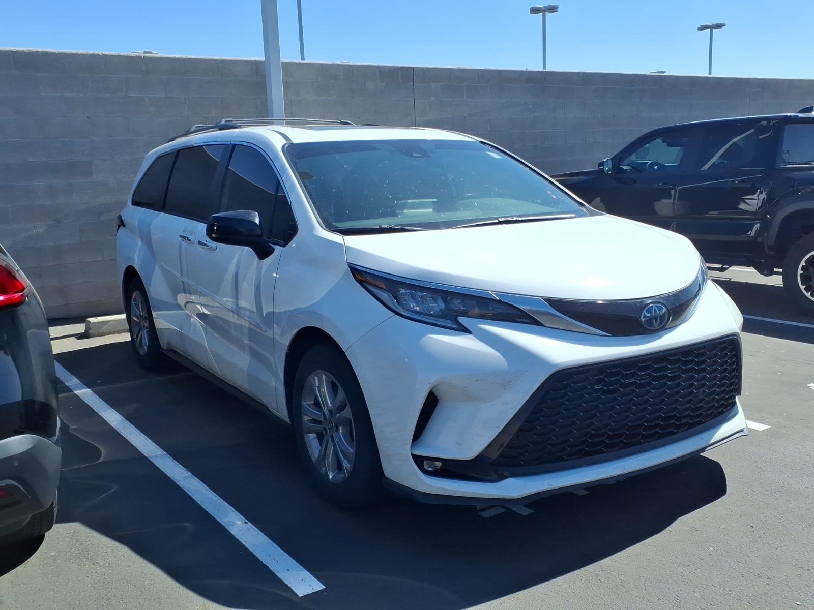 Used 2022 Toyota Sienna XSE w/ XSE Plus Package AWD/4WD image 2