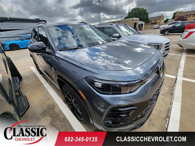 Used 2025 Volkswagen Tiguan SE R-Line AWD/4WD image 1