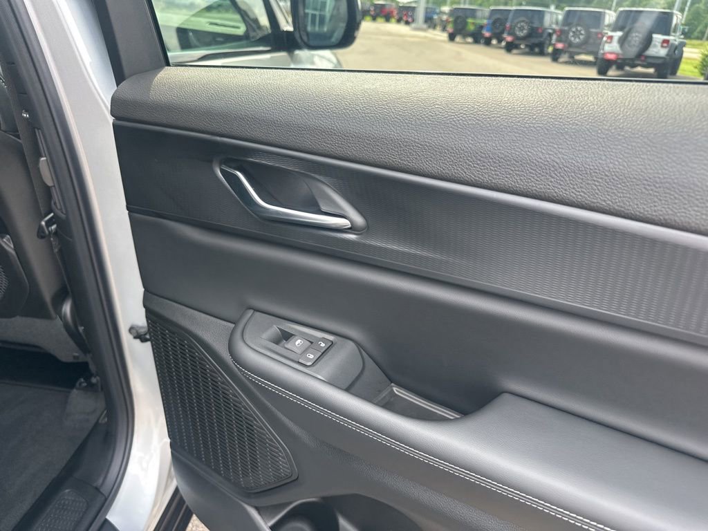 New 2025 Jeep Grand Cherokee L Altitude image 18