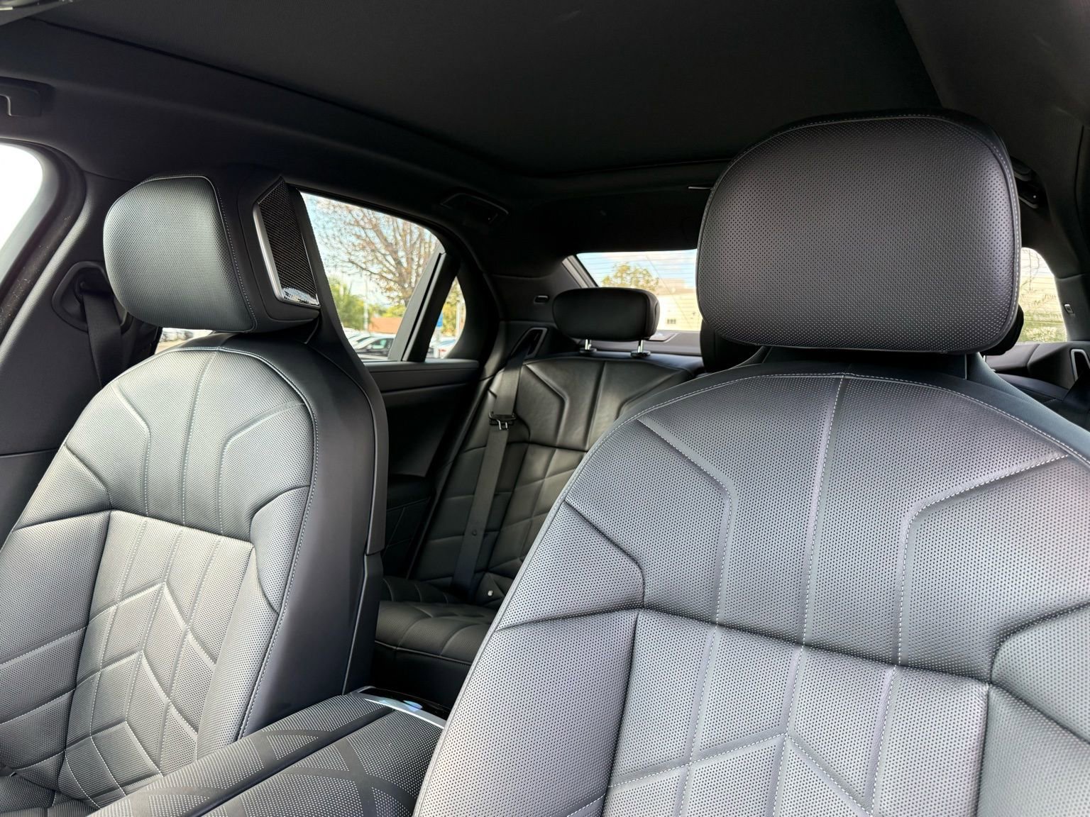 Used 2025 BMW 760i xDrive w/ Premium Package image 23