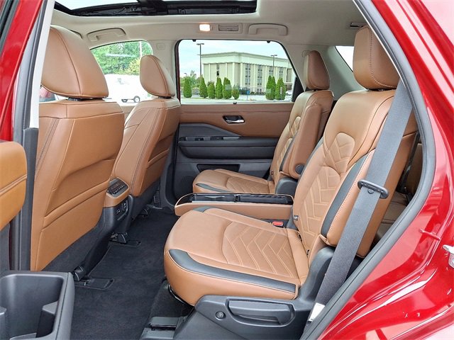 Used 2023 Nissan Pathfinder Platinum image 10