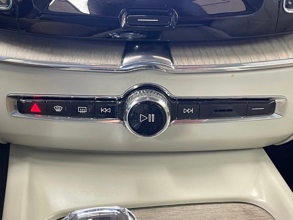 Used 2022 Volvo XC60 T8 Inscription image 32