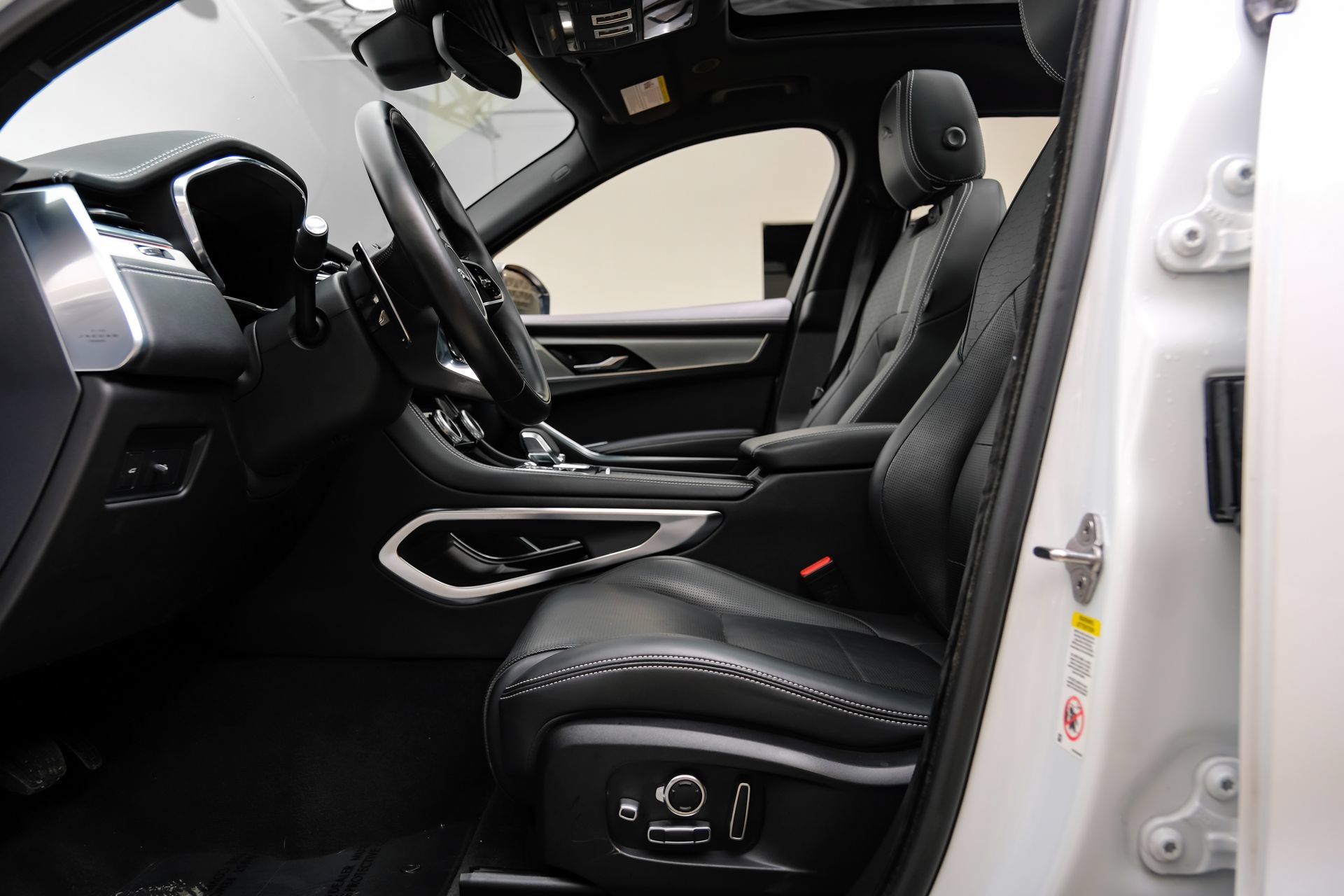 Used 2024 Jaguar F-PACE R-Dynamic S AWD/4WD image 4