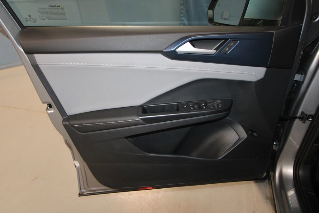 Used 2024 Volkswagen Taos SE image 5