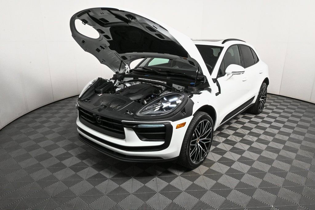 Certified 2026 Porsche Macan AWD/4WD image 34