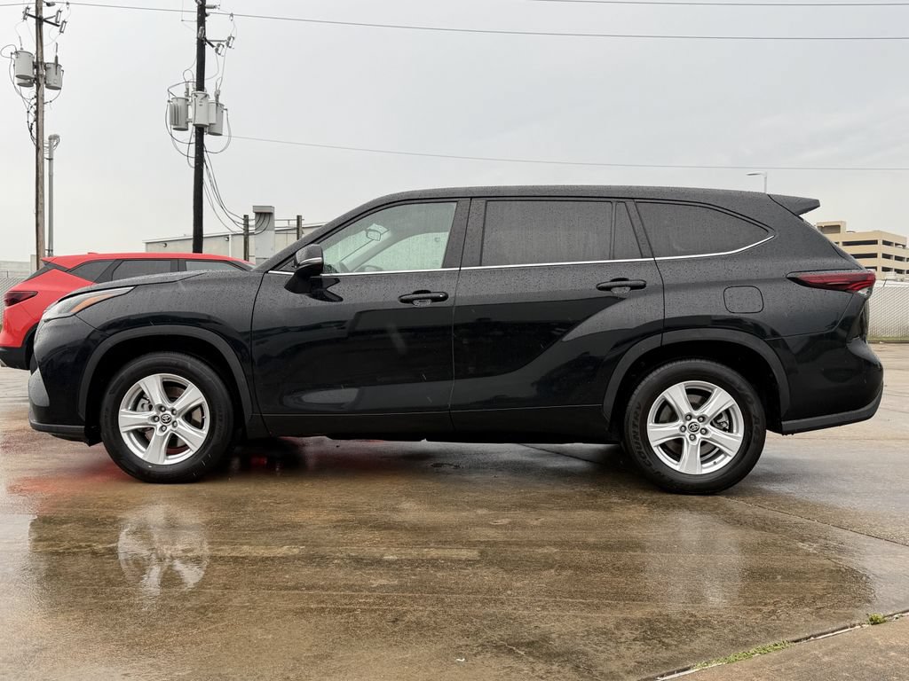 Used 2024 Toyota Highlander LE FWD image 6