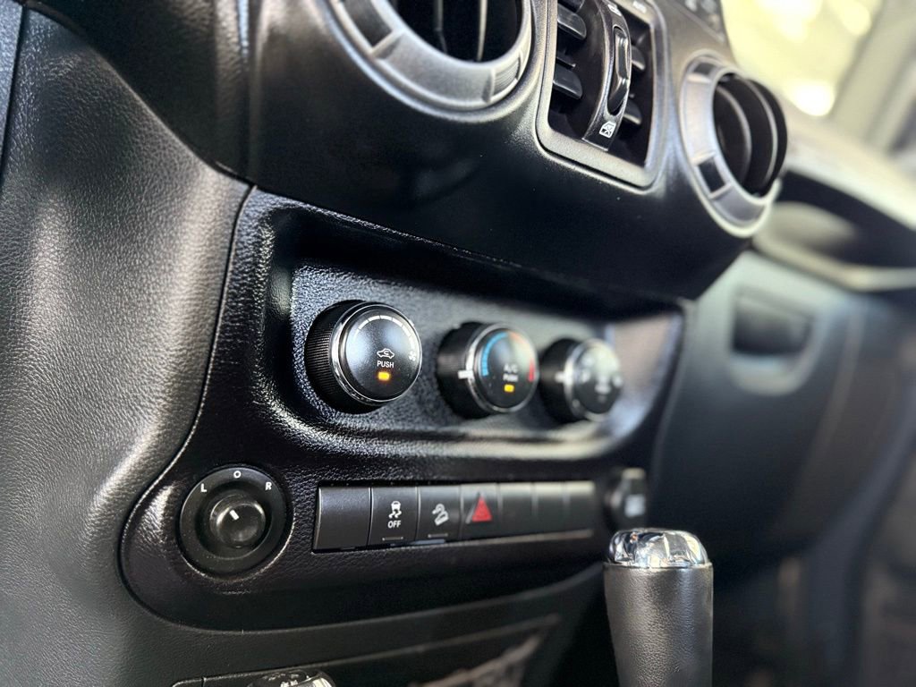 Used 2017 Jeep Wrangler Unlimited Willys image 43