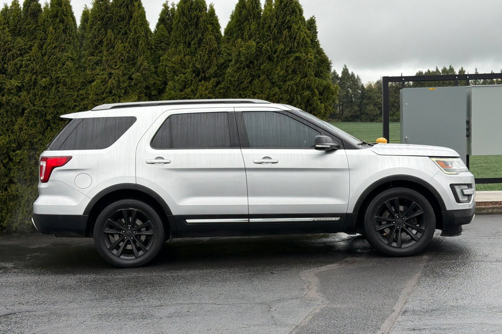Used 2017 Ford Explorer XLT w/ Equipment Group 202A FWD image 3