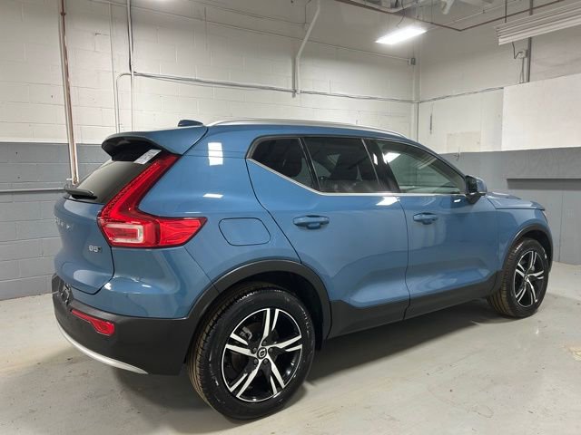 Used 2025 Volvo XC40 B5 Core image 3