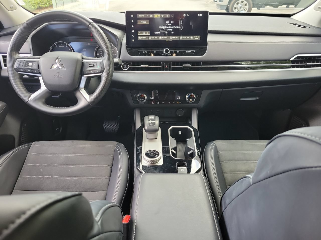Used 2025 Mitsubishi Outlander SE FWD image 13