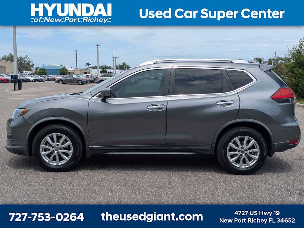 Used 2017 Nissan Rogue SV FWD image 2