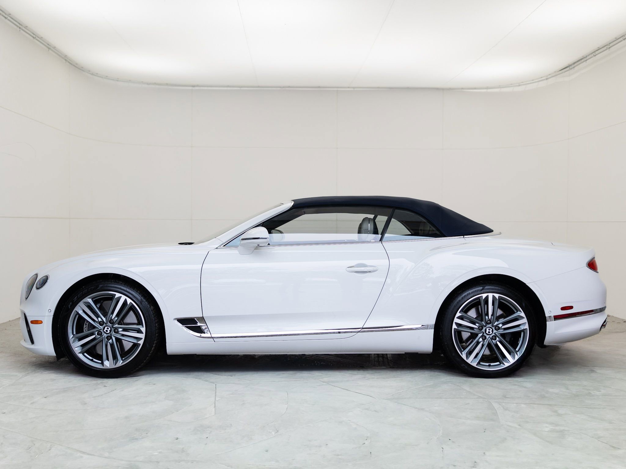 Used 2024 Bentley Continental GT image 3