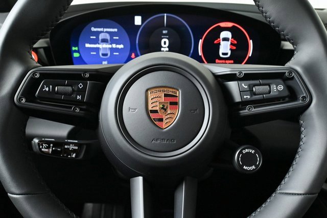 Certified 2025 Porsche Macan Electric image 9
