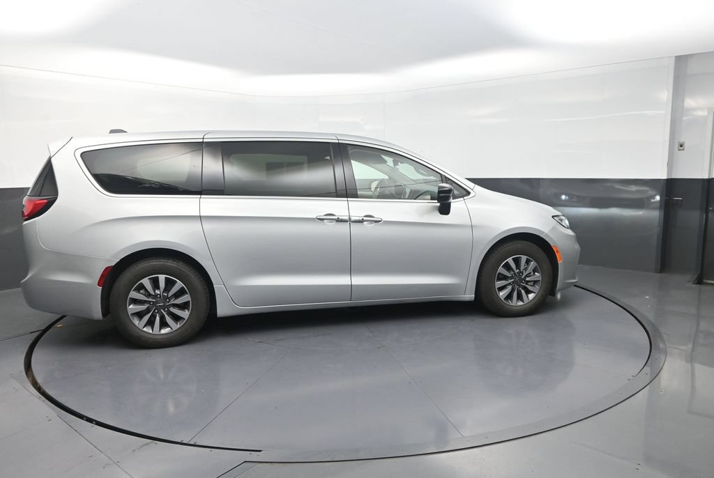 Used 2024 Chrysler Pacifica Limited FWD image 11