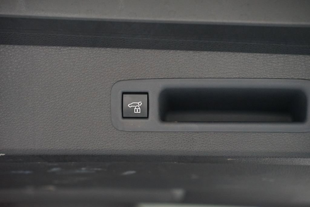 Used 2025 Toyota Sienna Limited image 36