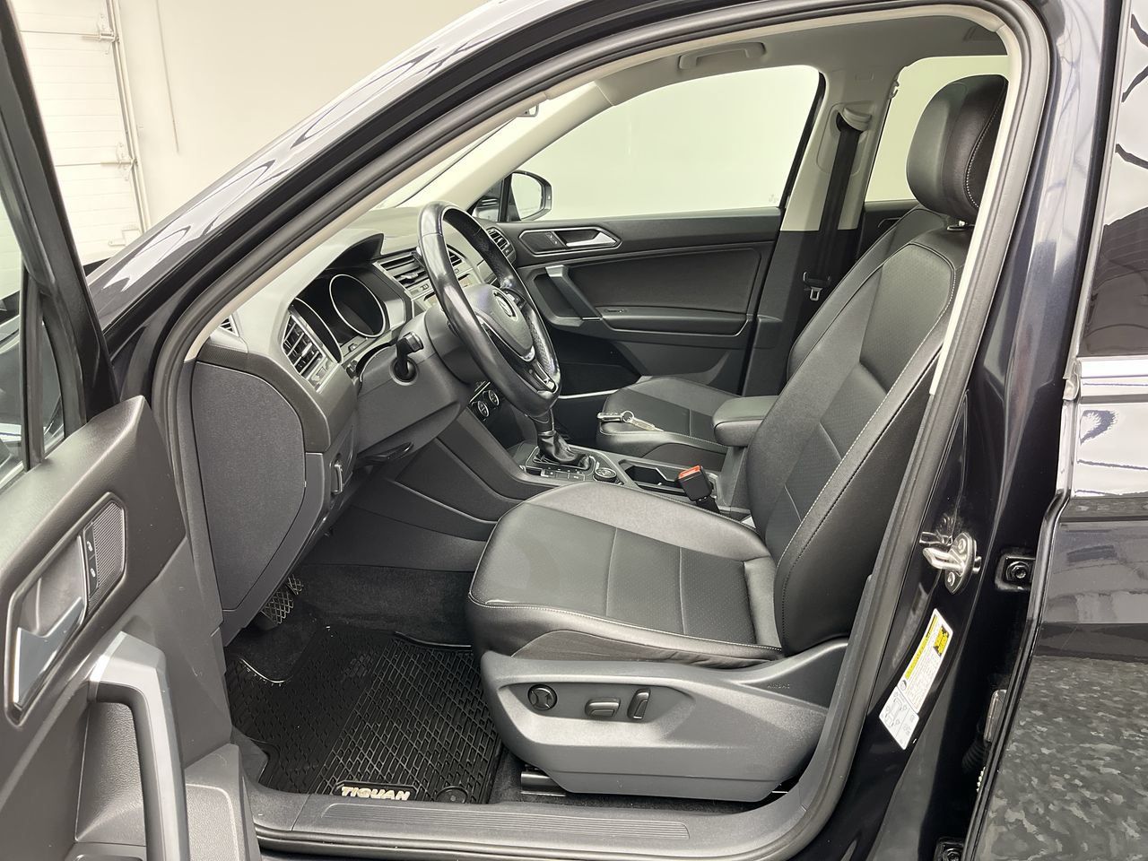 Used 2018 Volkswagen Tiguan SE w/ Panoramic Sunroof Package AWD/4WD image 3
