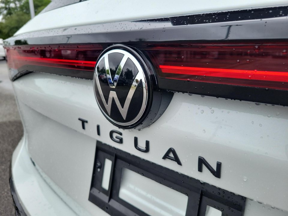 New 2026 Volkswagen Tiguan SE R-Line FWD image 14