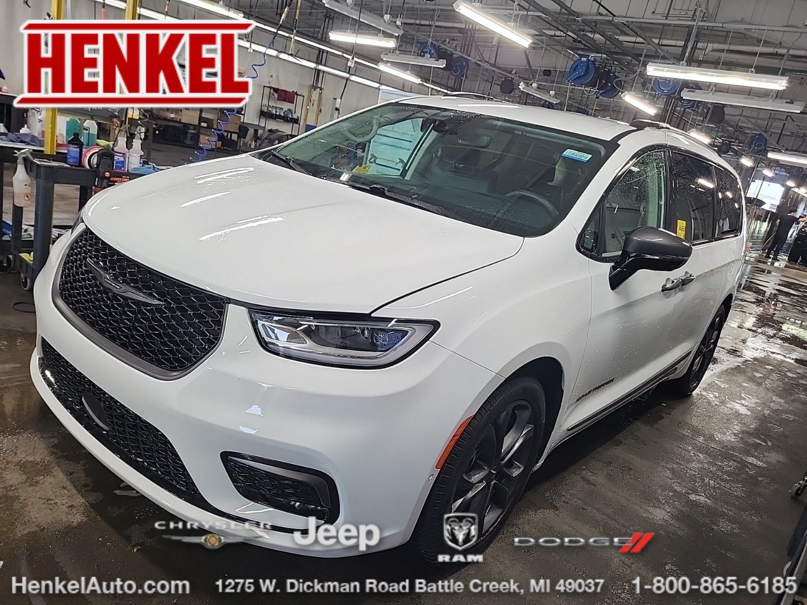 Used 2024 Chrysler Pacifica Touring-L w/ Uconnect Theater Family Group FWD image 1