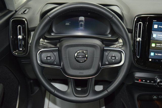 Used 2025 Volvo XC40 B5 Plus image 35