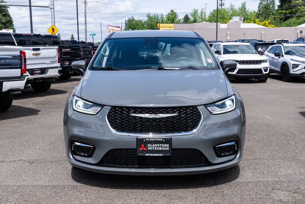 Used 2023 Chrysler Pacifica Touring-L FWD image 2