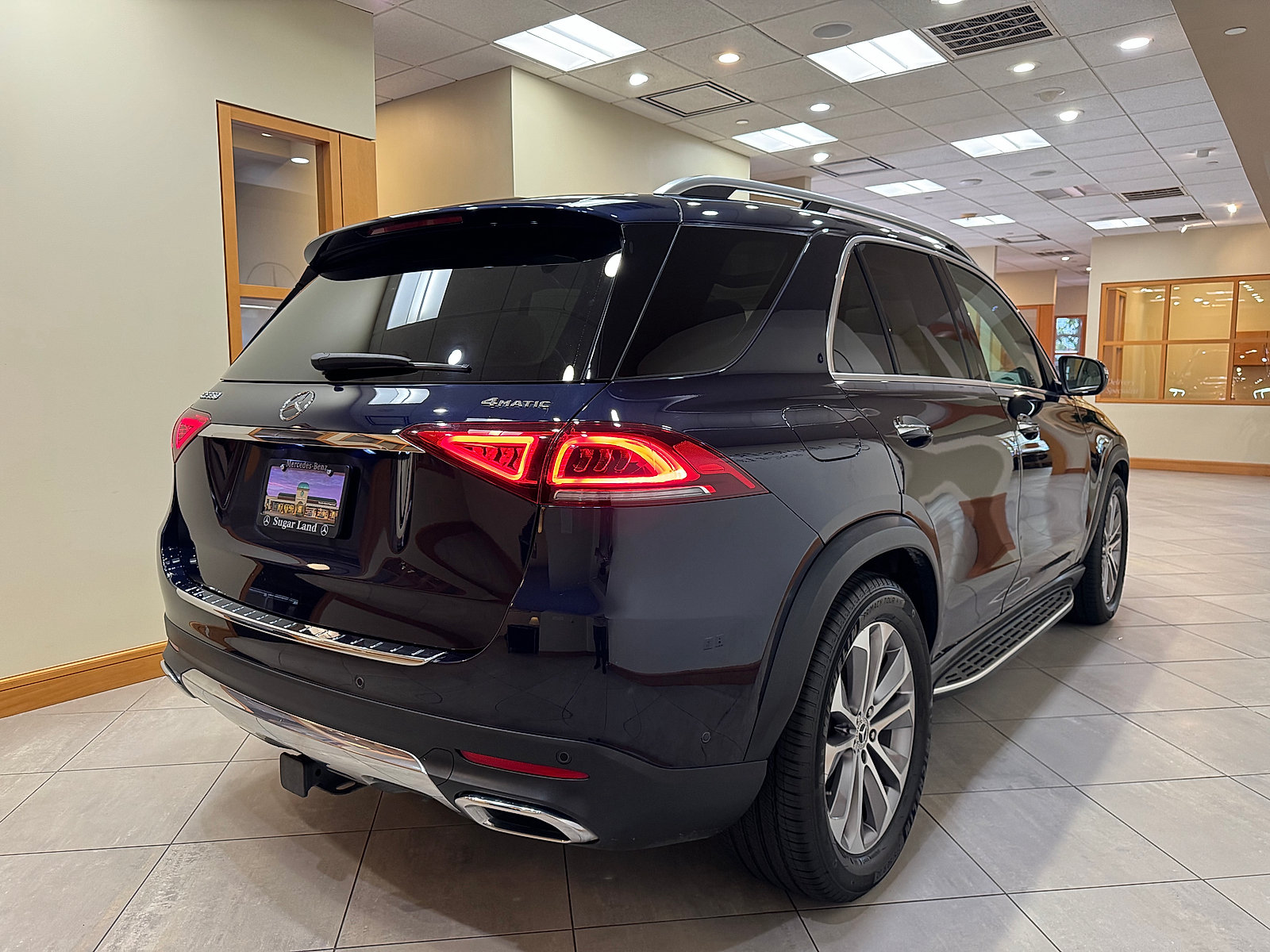 Used 2022 Mercedes-Benz GLE 350 4MATIC w/ Premium Package image 5