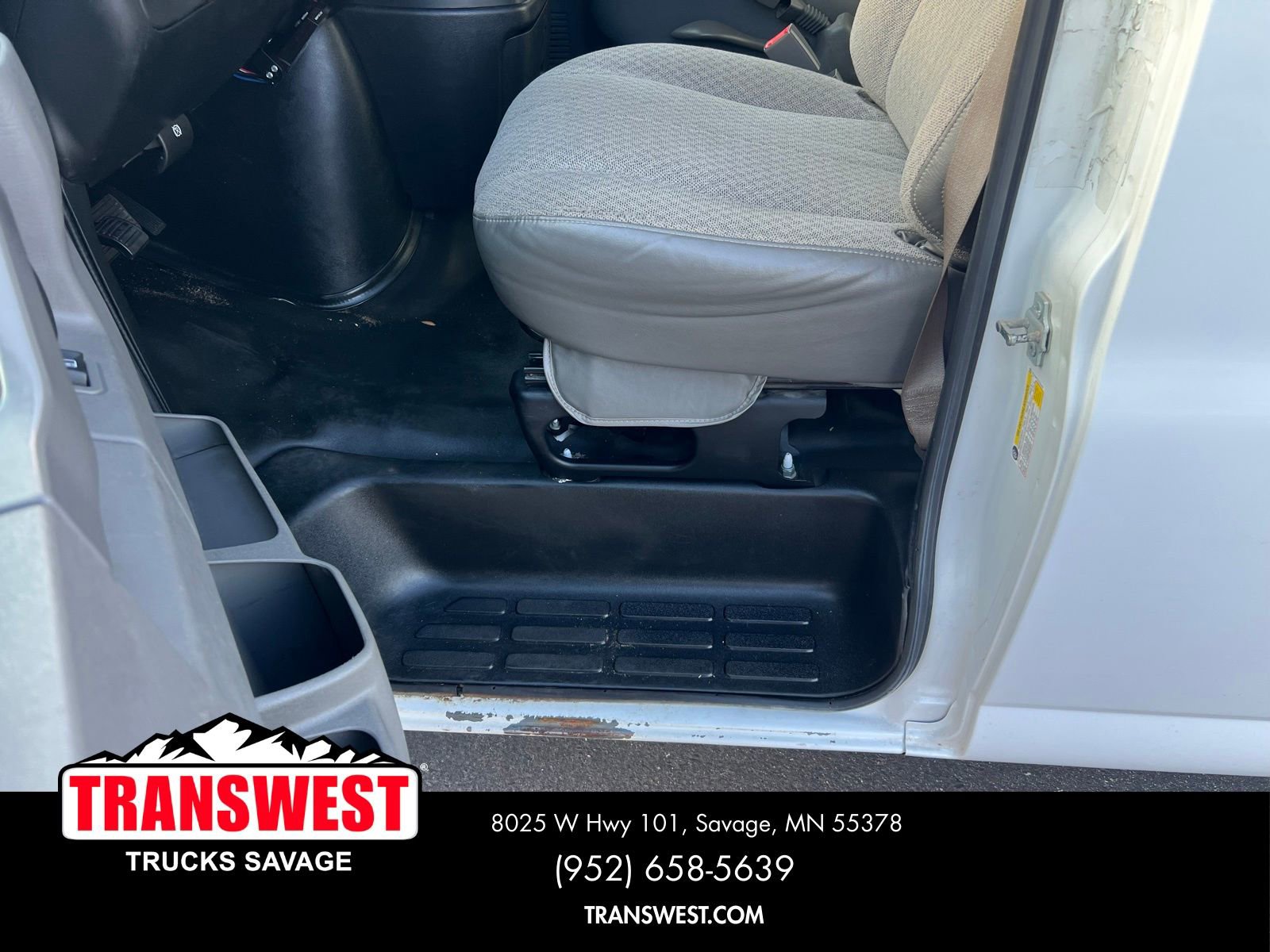 Used 2018 Chevrolet Express 3500 Extended w/ Driver Convenience Package RWD image 17