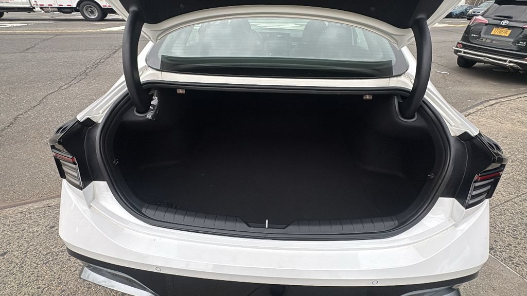 Used 2025 Hyundai Sonata Limited FWD image 32