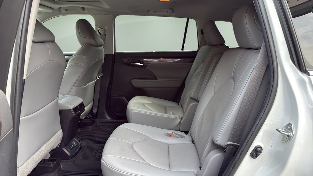 Used 2021 Toyota Highlander Limited AWD/4WD image 18