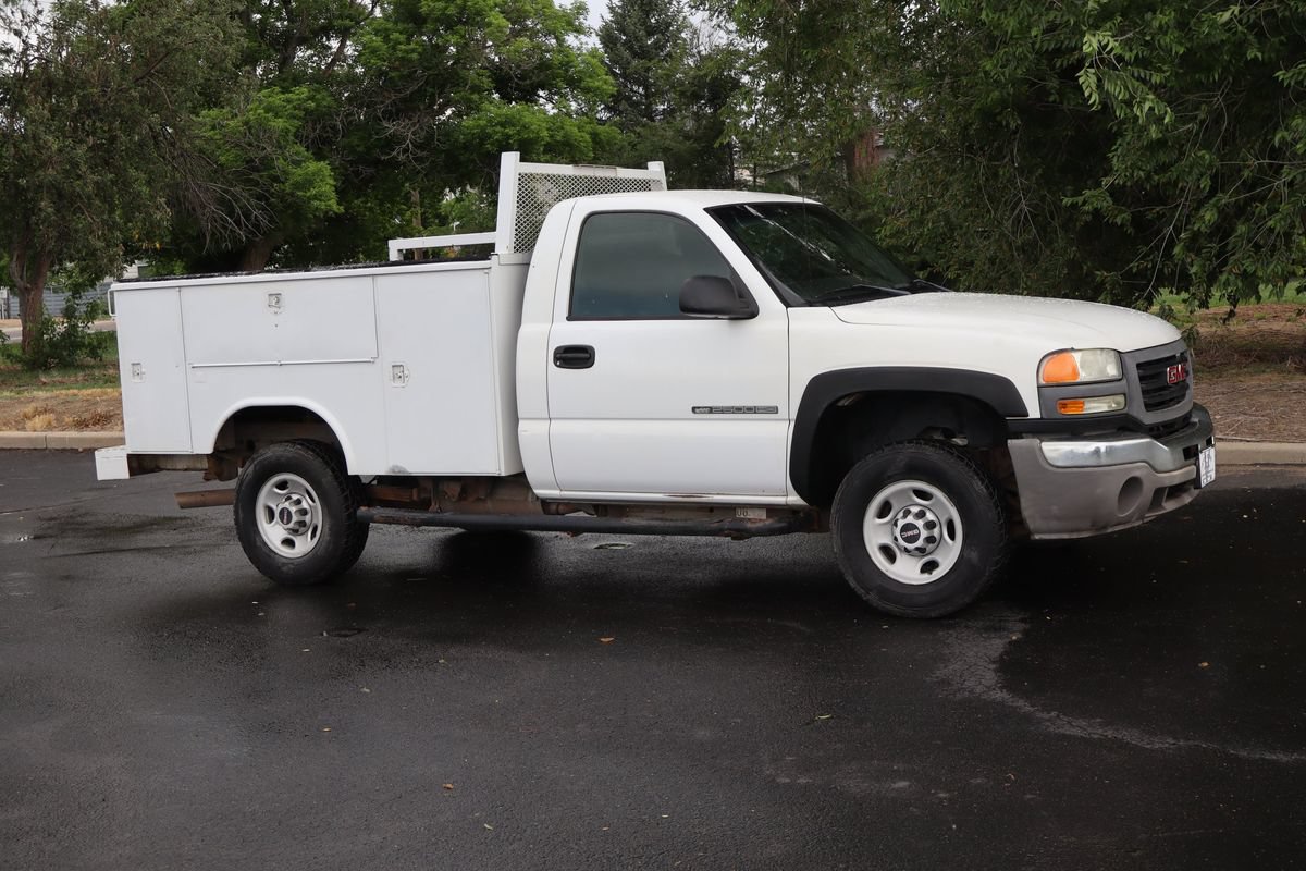 Used 2006 GMC Sierra 2500 W/T RWD image 2