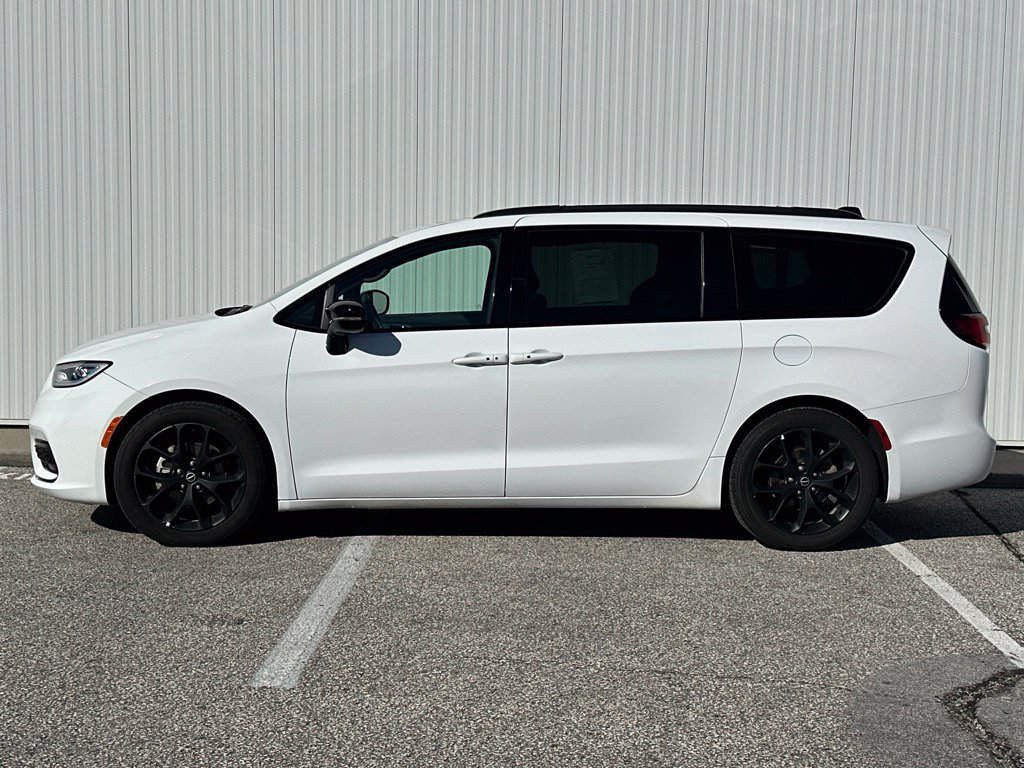 Used 2025 Chrysler Pacifica Limited FWD image 3