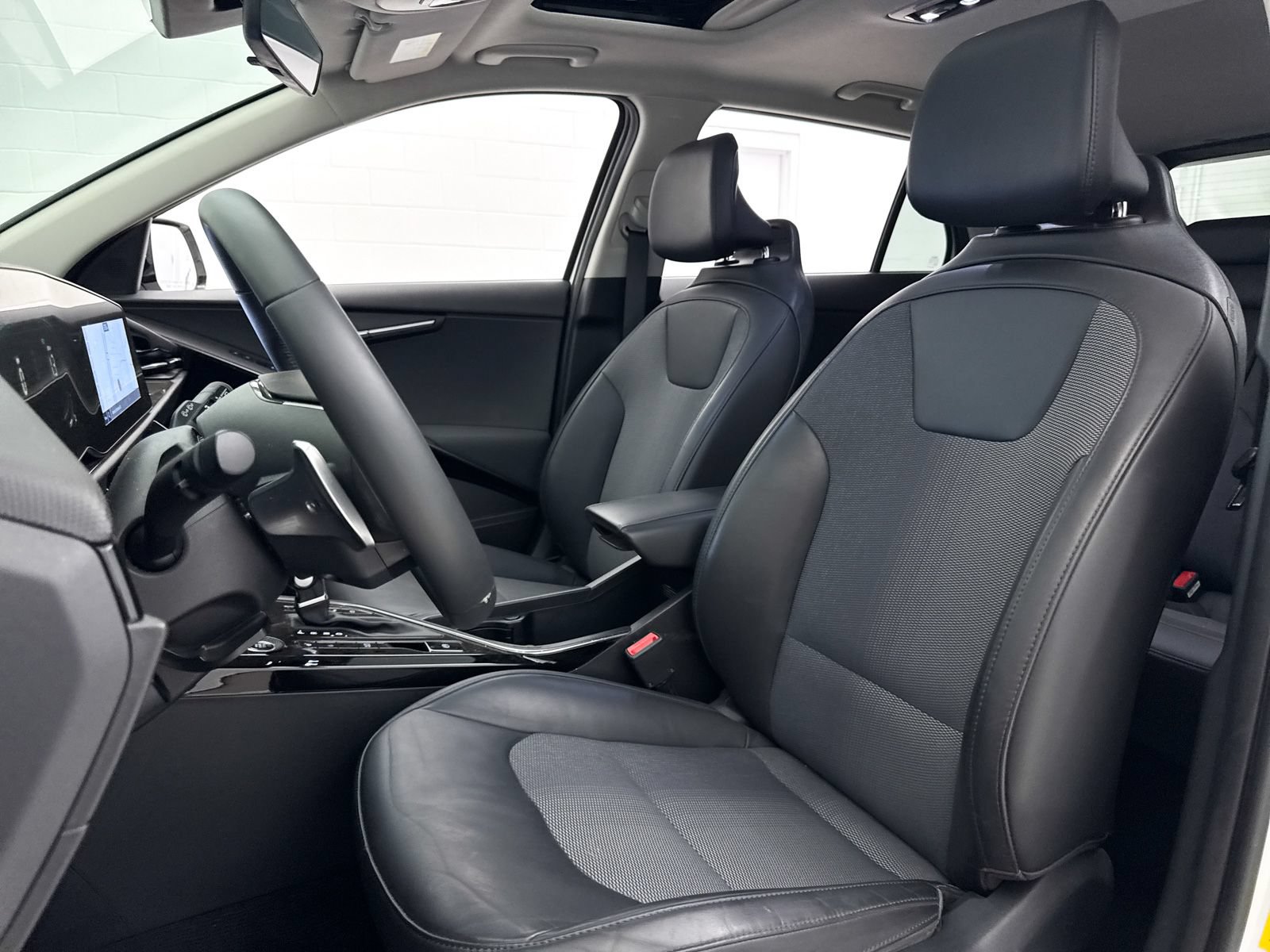 Used 2023 Kia Niro EX Touring FWD image 20