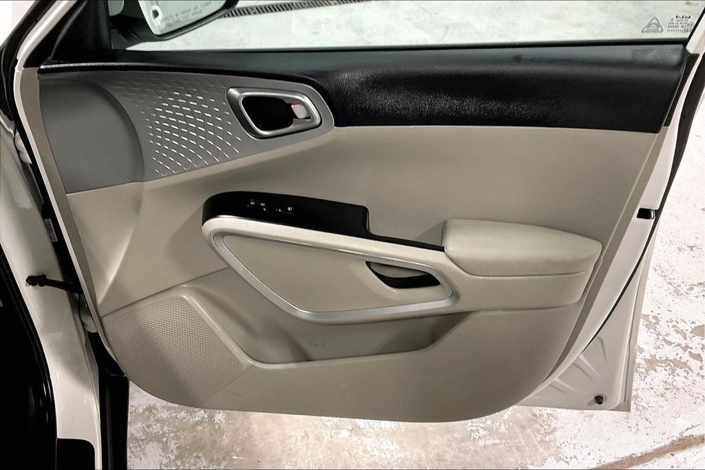 Used 2025 Kia Soul LX w/ LX Technology Package FWD image 22