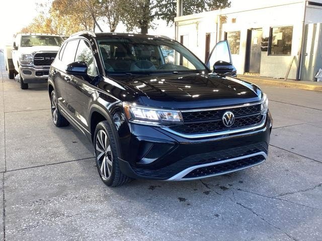 Used 2024 Volkswagen Taos SE image 2