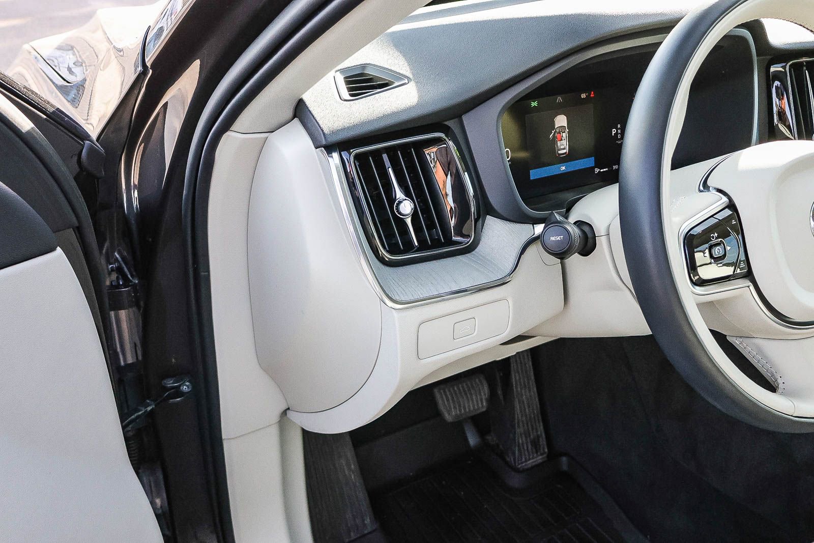 Used 2023 Volvo XC60 B5 Plus w/ Climate Package image 34