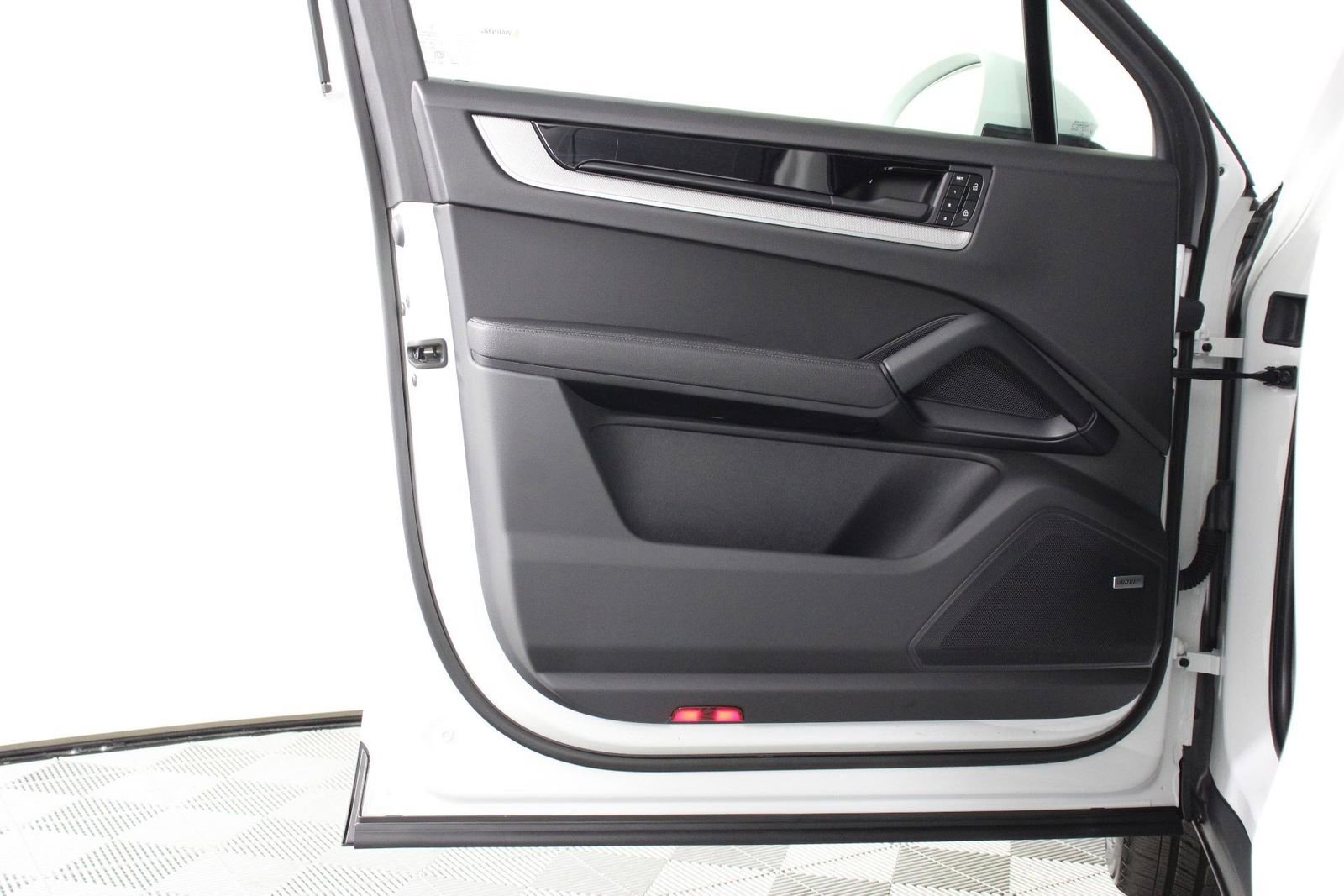 Certified 2025 Porsche Cayenne image 20