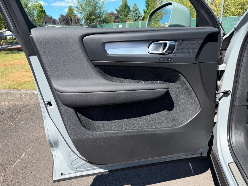Used 2025 Volvo XC40 B5 Core AWD/4WD image 11