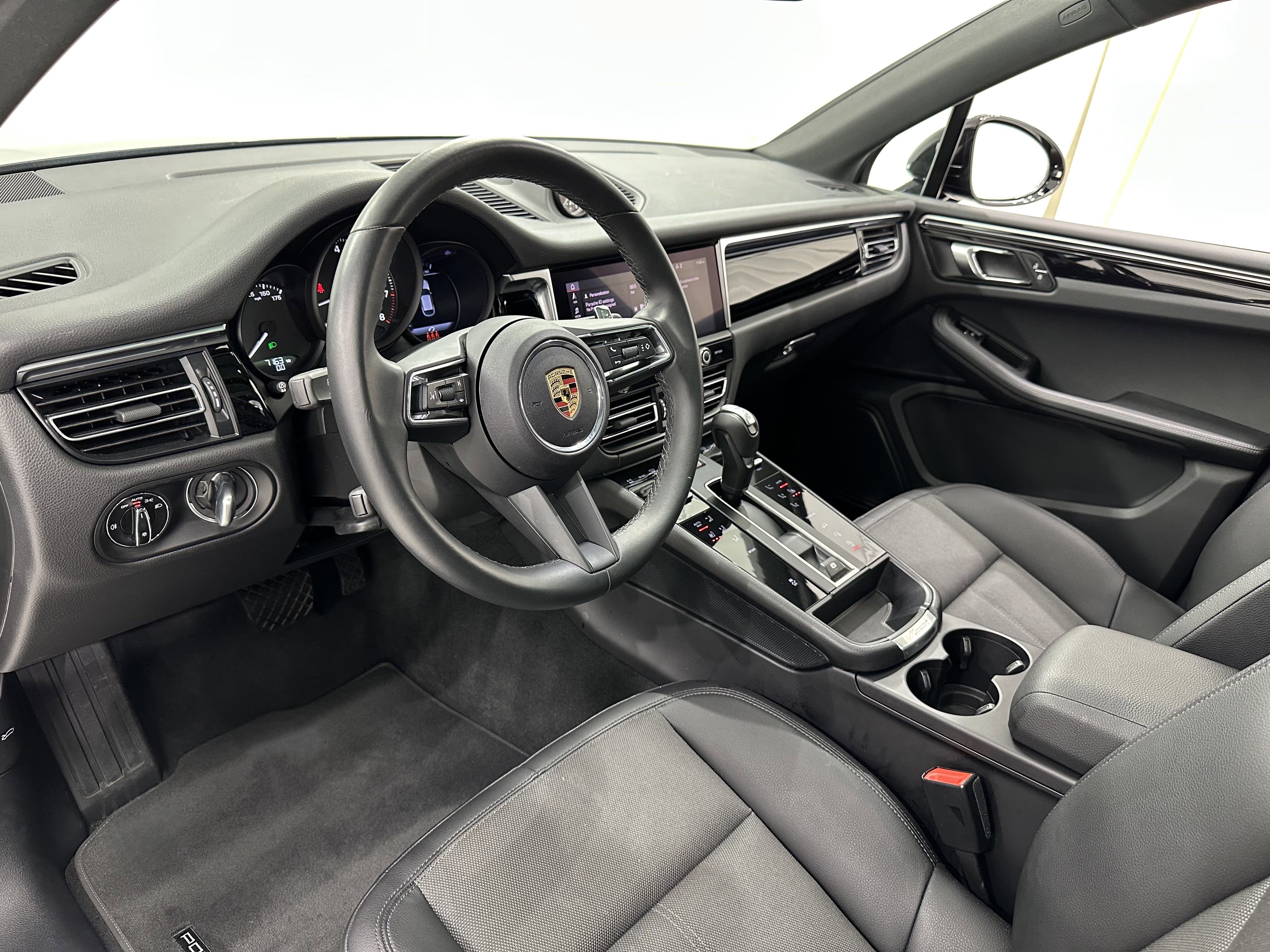 Certified 2024 Porsche Macan image 4