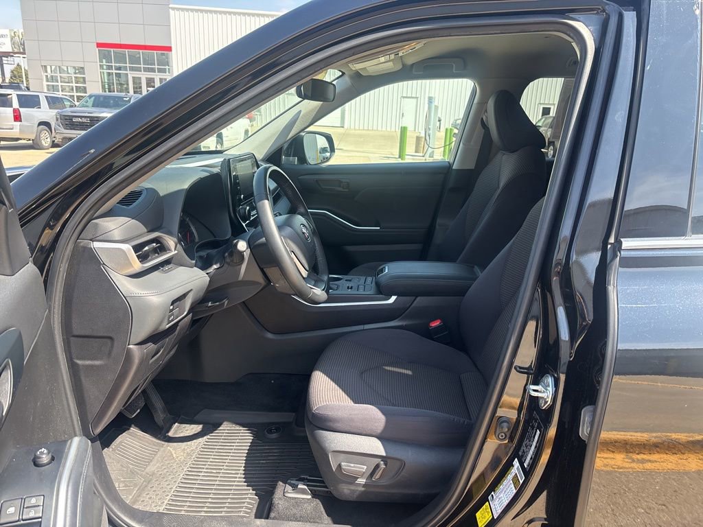 Used 2022 Toyota Highlander LE image 16