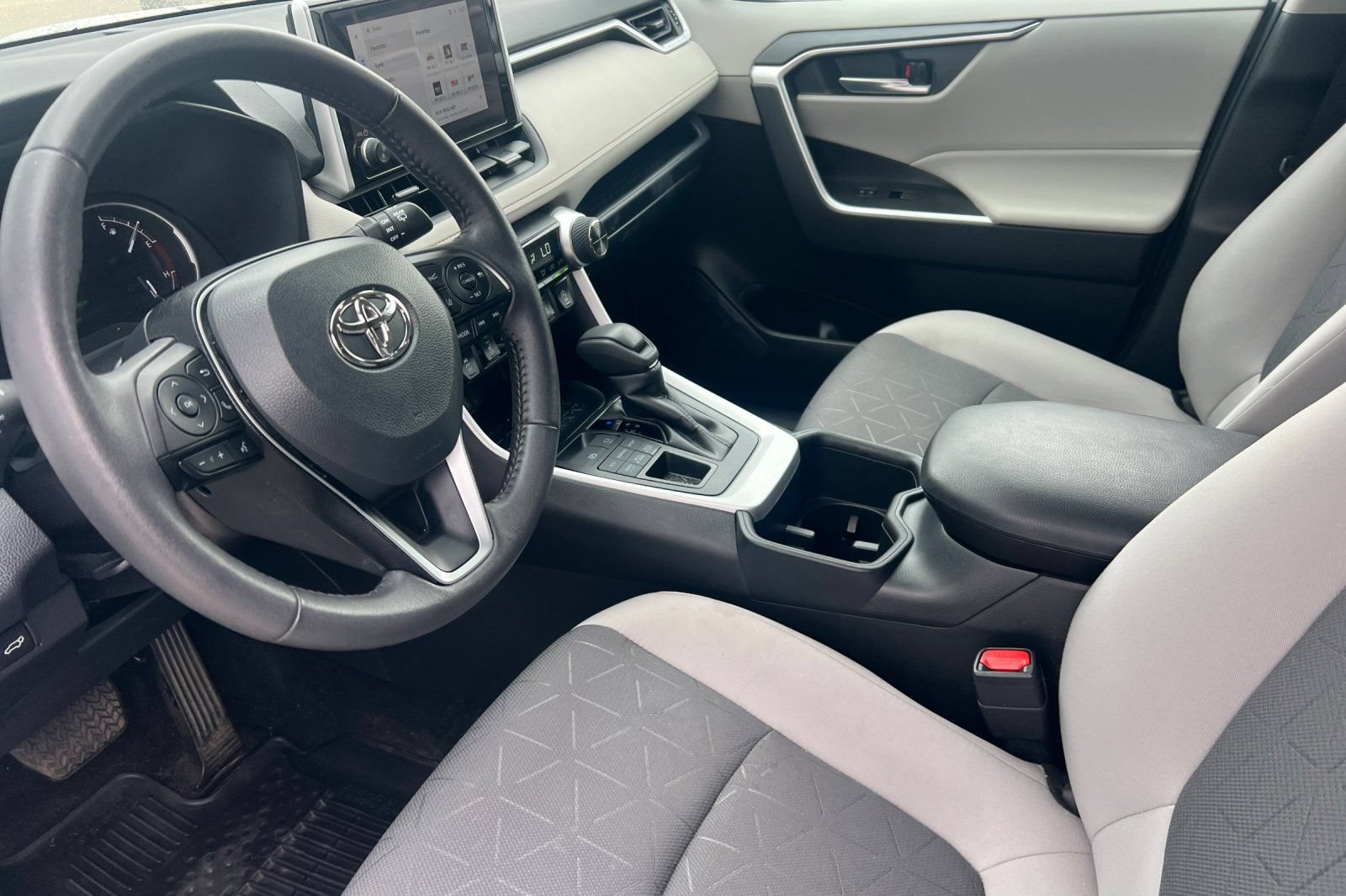 Used 2025 Toyota RAV4 XLE w/ Convenience Package AWD/4WD image 7