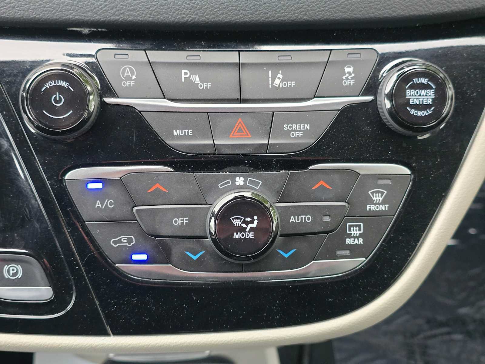 Used 2024 Chrysler Pacifica Touring-L FWD image 31