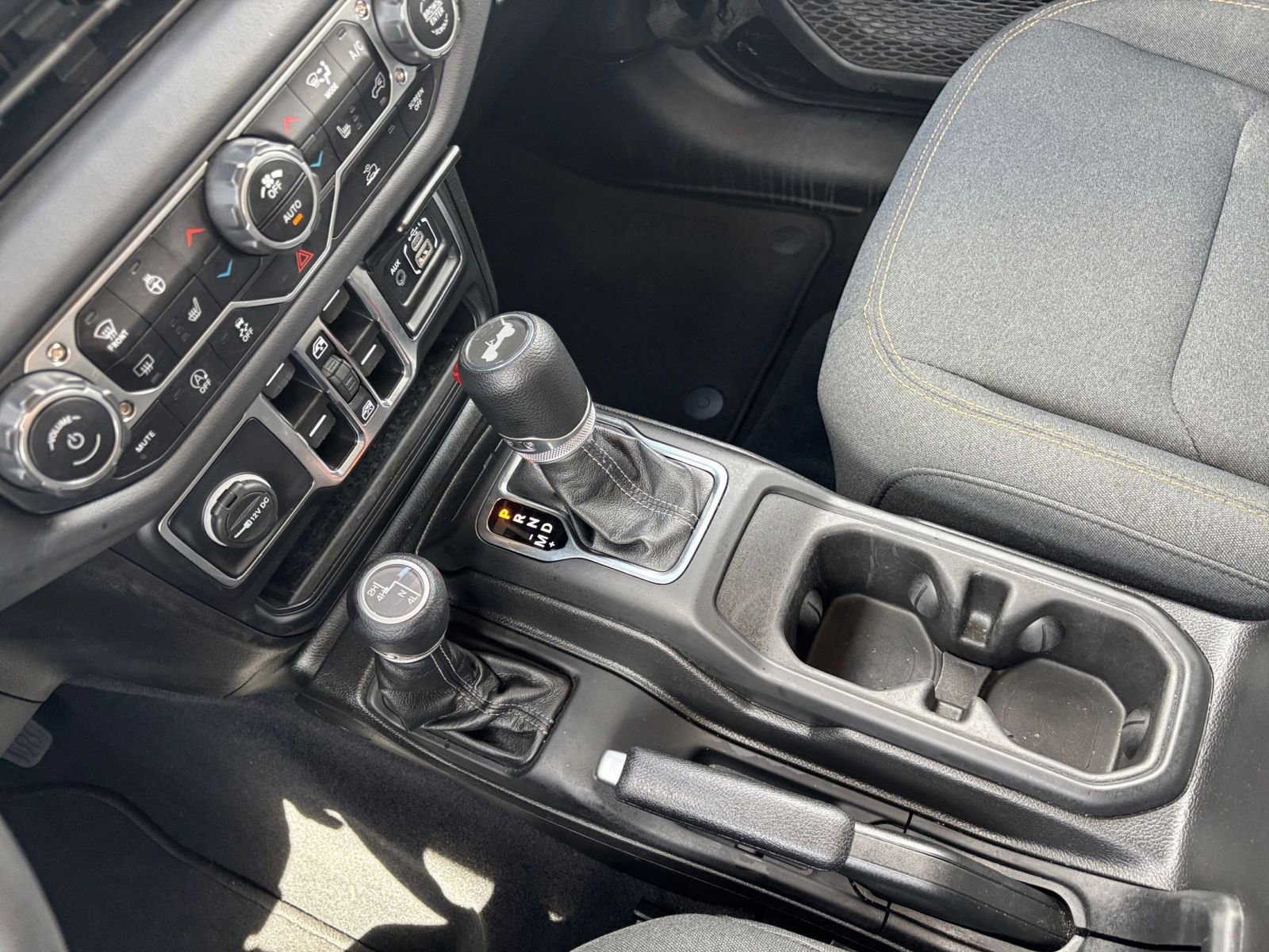 Used 2025 Jeep Wrangler Sahara image 40